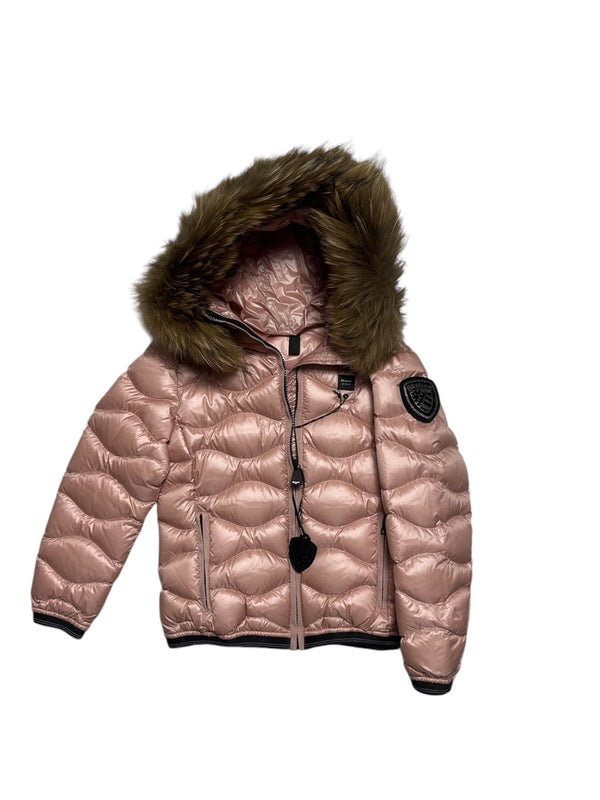Giubbino corto imbottito in piuma d'oca con cappuccio con pelliccia naturale staccabile. modello a onde
