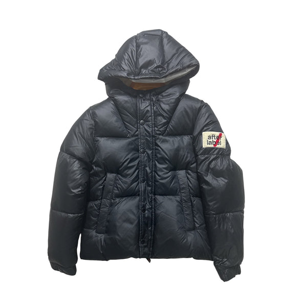 Giubbino con cappuccio e logo sul braccio