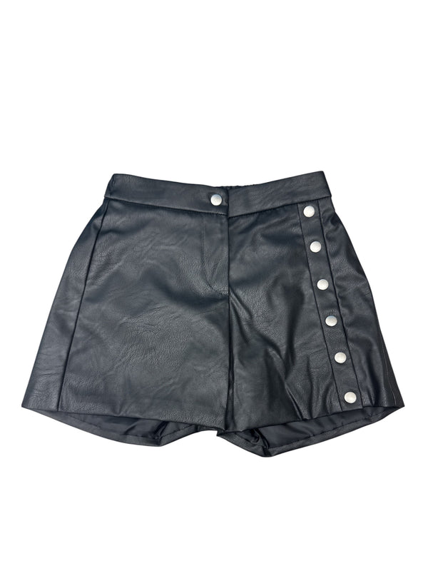 Short di pelle con borchie