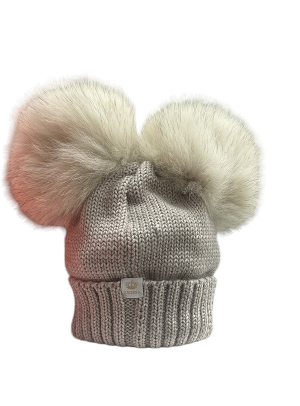 Cappello in lana con due pon pon in volpe