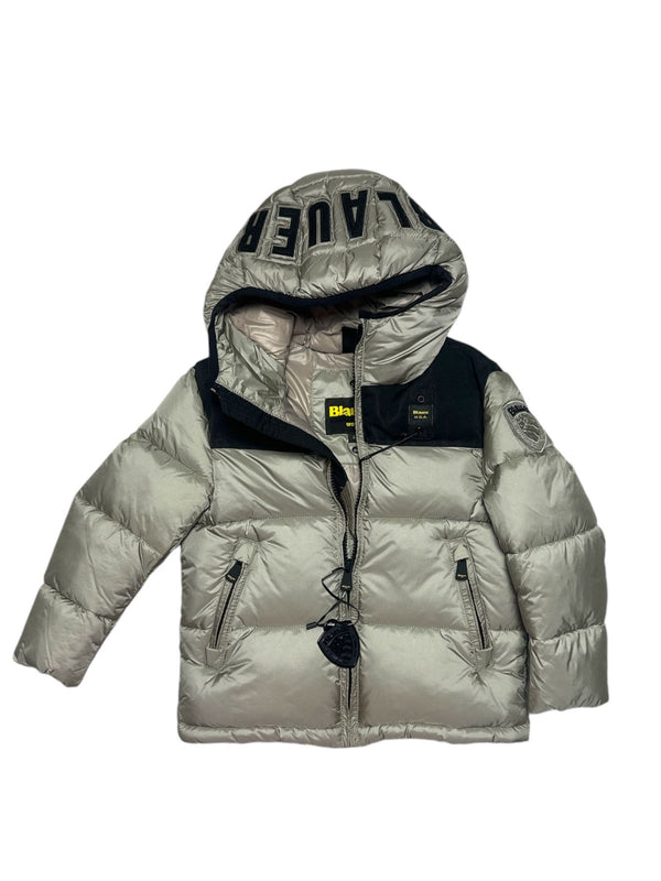 Giubbino corto imbottito con scritta sul cappuccio