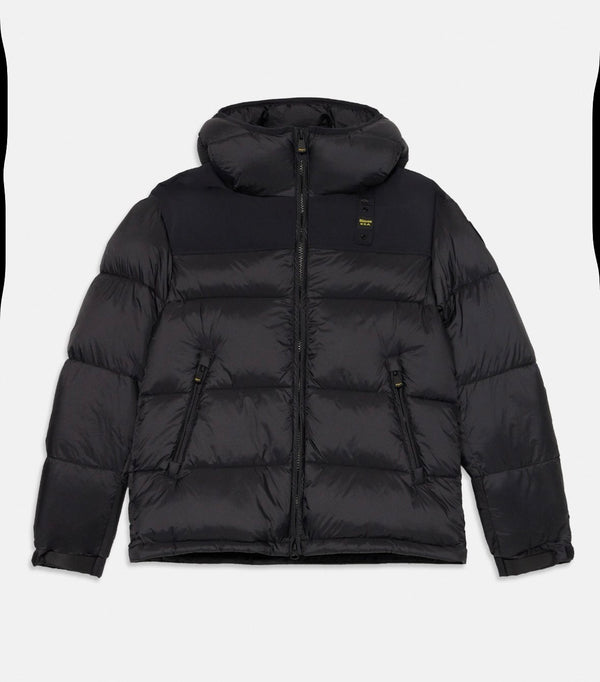 Giubbino imbottito con scritta sul cappuccio